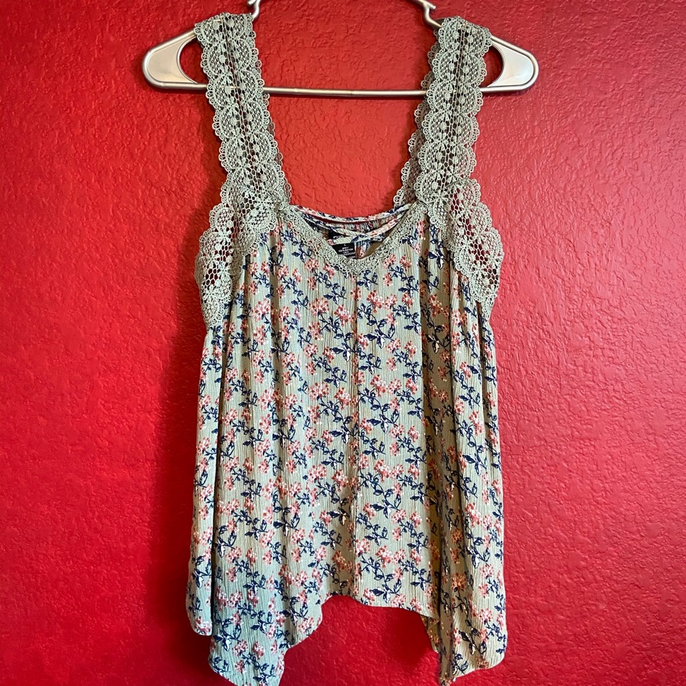 Beautiful, Floral pattern tank top w/ lace accent.